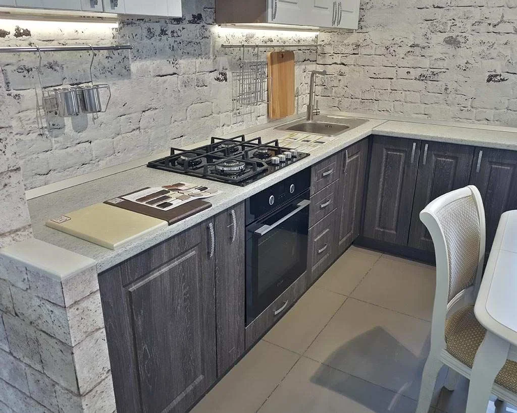 Кухня Лофт дуб молочный/марсала графит-белый