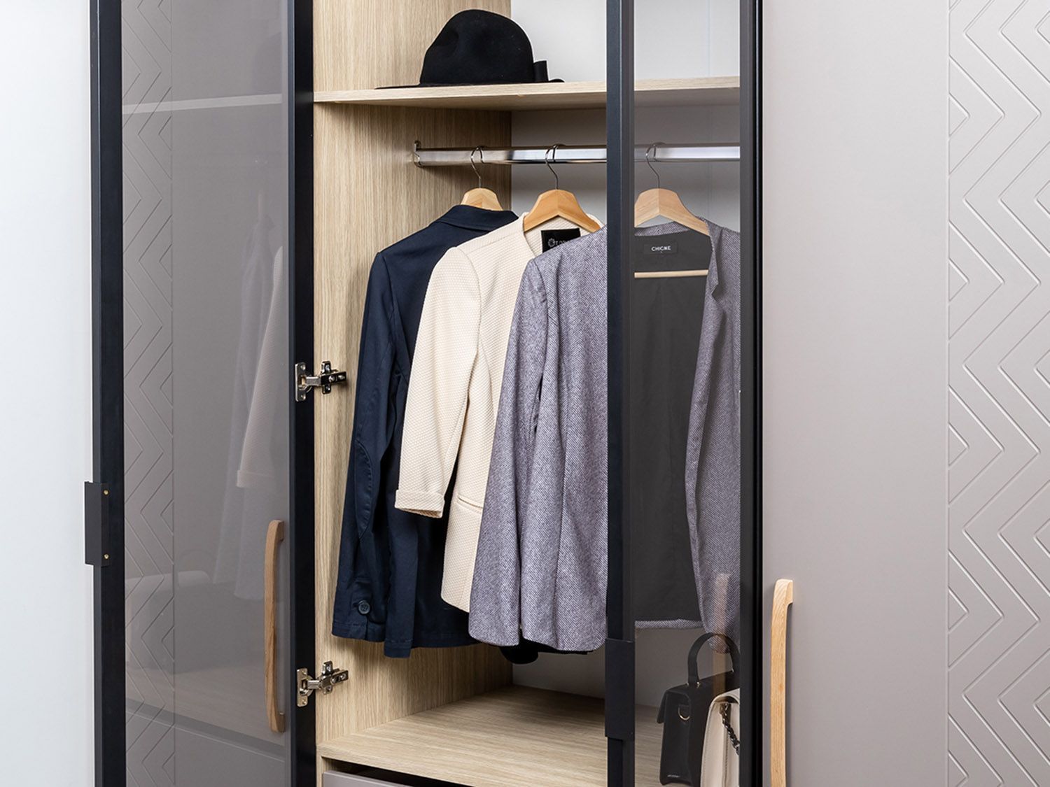 Амьен Шкаф-витрина 16.395 Плэйн/Веллюто Капучино